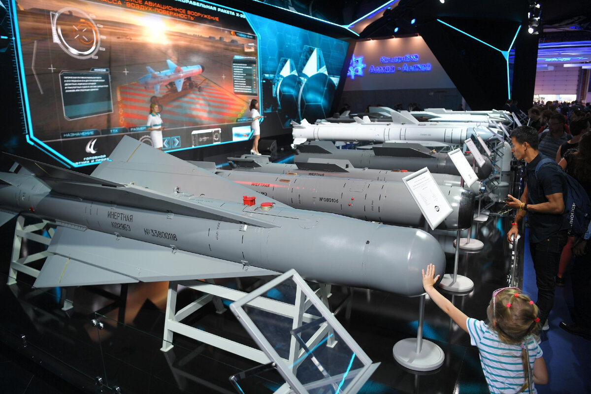 Международный авиационно-космический  салон МАКС-2019. Управляемая планирующая авиационная бомба УПАБ-1500Б-Э