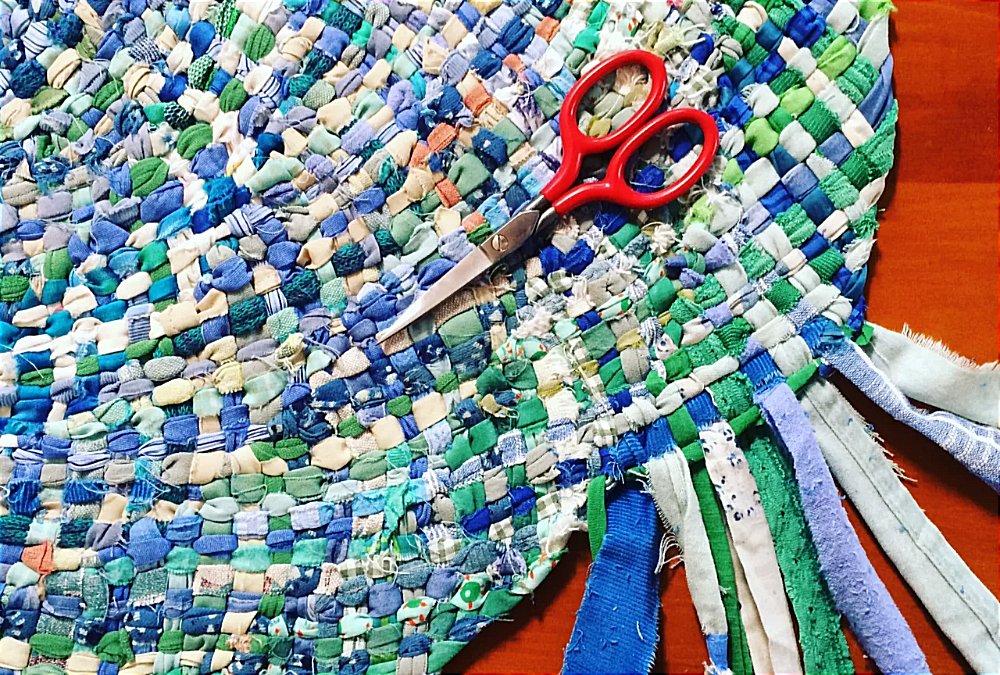 Вязание ковриков из старых вещей руками фото пошагово