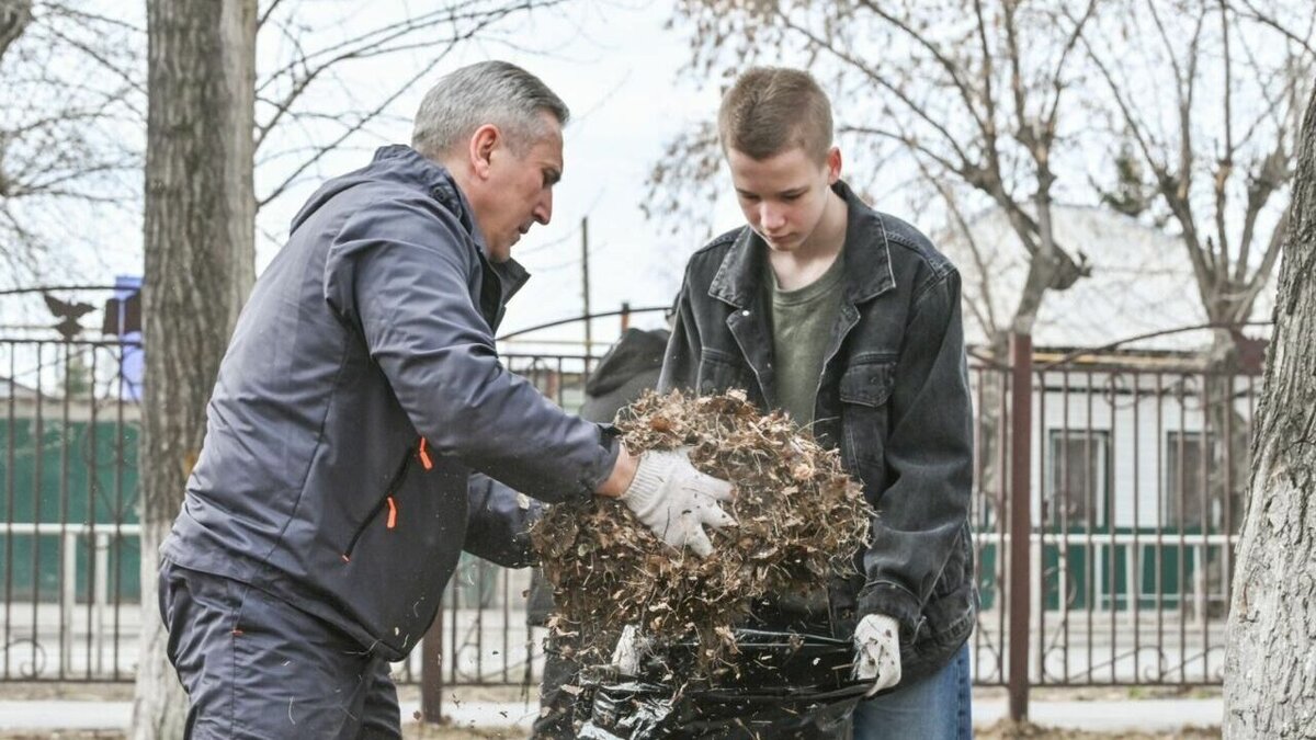     Губернатор Тюменской области Александр Моор принял участие в общегородском субботнике. Глава региона совместно с педагогами и учащимися гимназии № 49 навел порядок на территории общеобразовательного заведения.