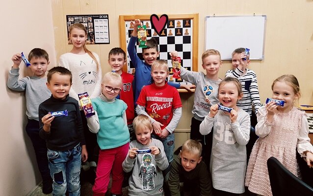 Моя первая группа в спортивной школе :) Провела им турнир и в качестве призов подарила шоколадки.