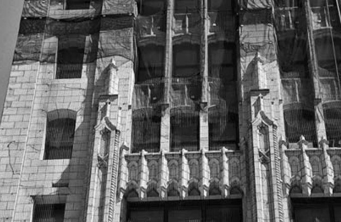 Терракотовые блоки затянуты сеткой, чтобы не падали на улицы, Mather Tower, Chicago, 1928.