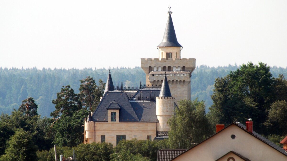    Замок Аллы Пугачевой в деревне Грязь© Globallookpress Gennadii Usoev