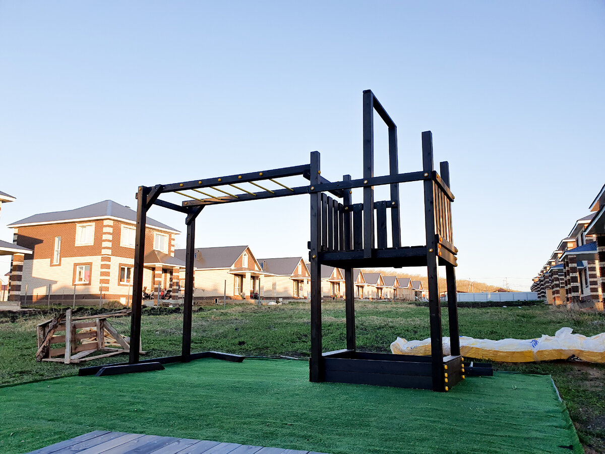 Почти собрали детскую площадку на участке