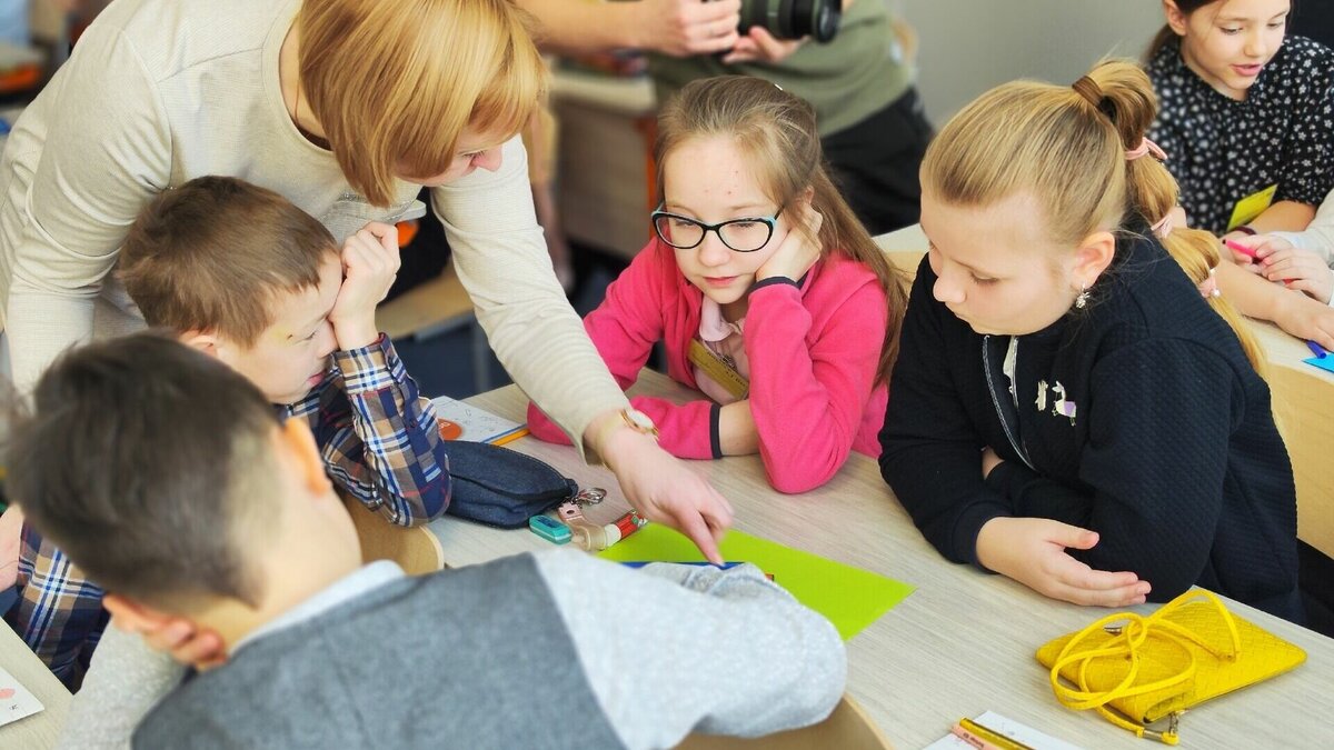     С 1 апреля в Нижегородской области началась запись детей в первые классы, продлится она до 30 июня включительно. Большинство родителей не тратят время, силы и деньги на поиск лучшего учебного заведения города, а просто отдают ребенка в ближайшую школу по прописке.