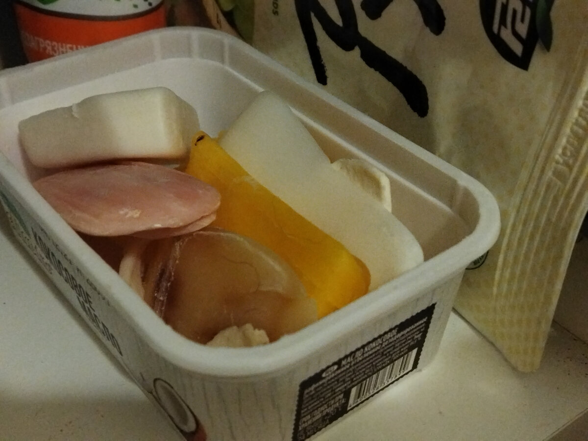 Пластиковые баночки от сыра, салатов и масла не выбрасываю, бережно складываю. Покажу, как они выручают меня