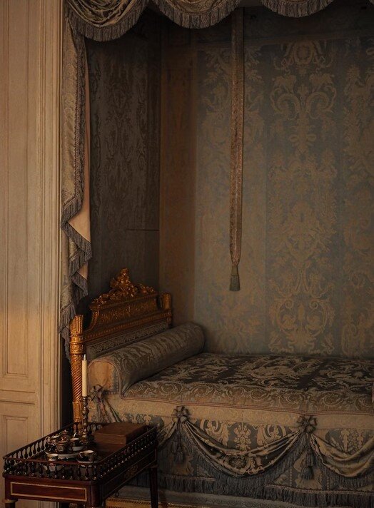 Интерьер тех времен, и это явно не супружеская кровать