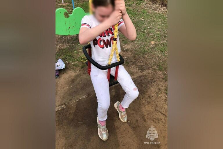    В Оренбурге 8-летняя девочка решила покататься на качелях и застряла в них Андрей Севостьянов