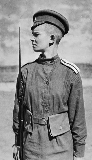 Анатолий Тычинин (Тычинина Л.П.) в гимнастёрке. На поясе - подсумки для запасных обойм к винтовке Мосина.