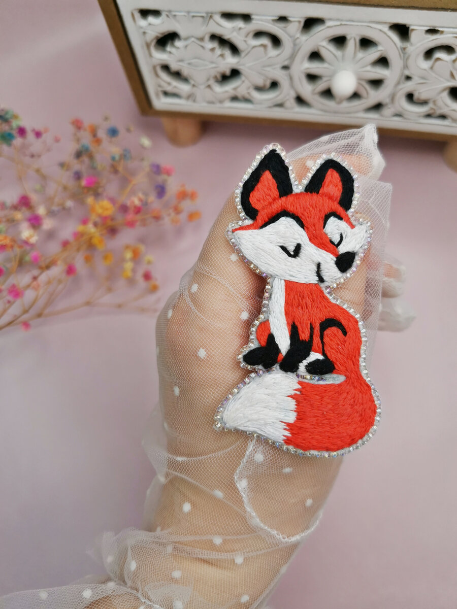 Брошь Лисичка. Вышитая гладью. 