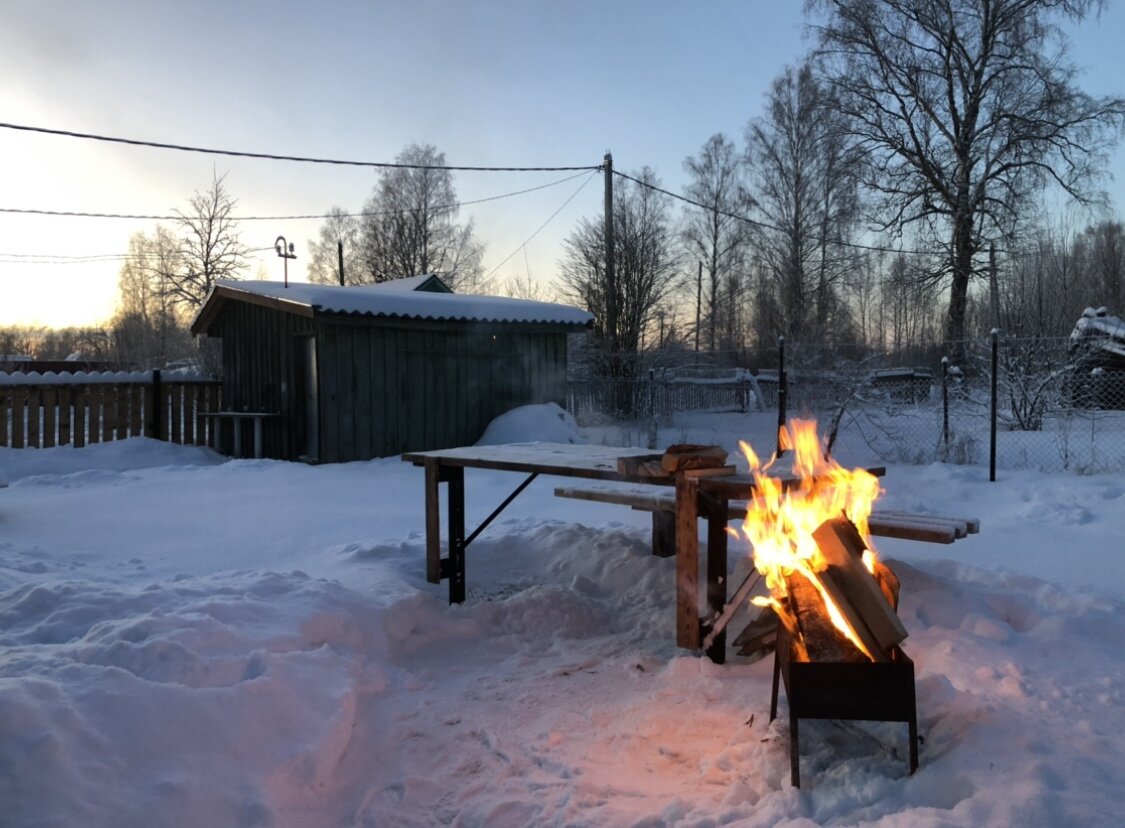 Тем временем, папа делал шашлык.