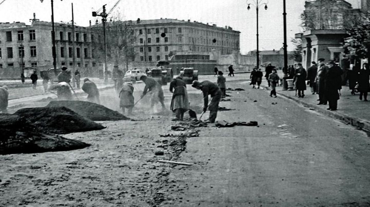 Когда вошли в Воронеж, там были только тропы, руины и все заминировано...