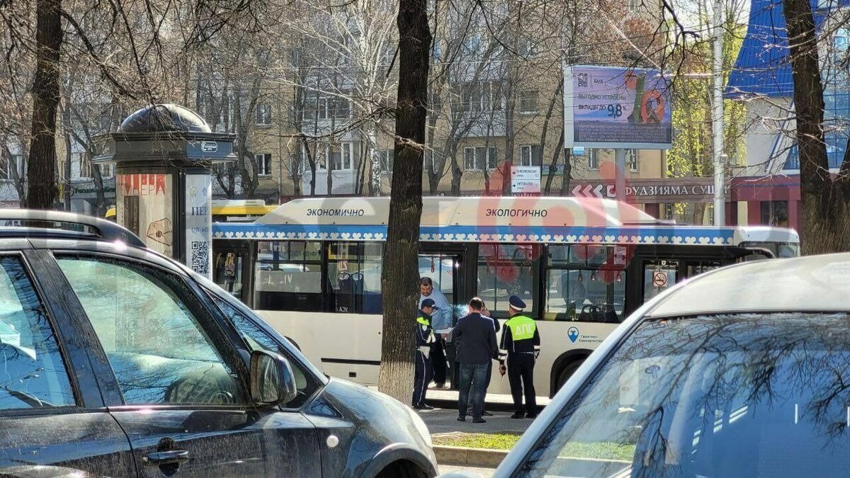     Автобус передним колесом наехал на ногу упавшей женщины и спасти ее не удалось.