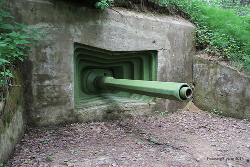 амбразура дзота. бойница со строчащим пулеметом. бойница для стрельбы. крепость с бойницами. бойницы в замке средневековья.