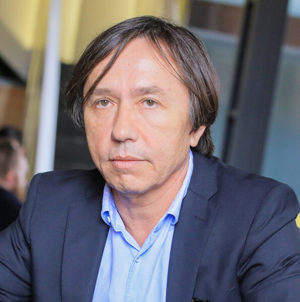 Ренат Фаварисович Давлетья́ров, Президент Гильдии продюсеров России, высшее образование по специальности инженер-технолог, режиссёр фильма "А зори здесь тихие..." (2015 года)