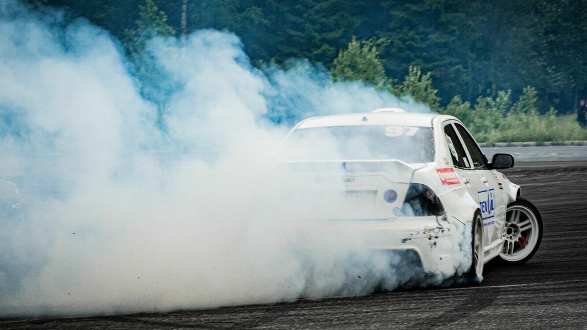     Ночью на улице Толстого во Владивостоке произошла авария с участием водителя Honda Fit. По предварительным данным, водитель не справился с управлением и выехал на треугольник безопасности, который в данный момент реконструируют в рамках дорожных работ на территории города.