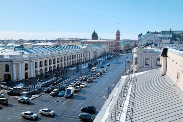 Прогулка по Невскому в погожий день — ради этого и едут в Петербург. Фото: Михаил Борисов