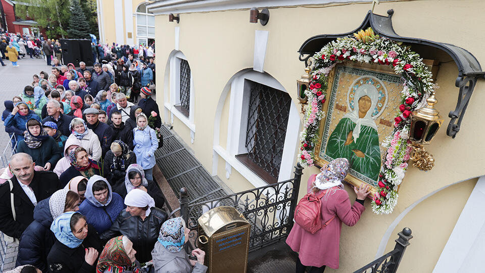 Мир православии сегодня. Матрона Московская Покровский монастырь. Икона блаженной Матроны Московской в Покровском монастыре. Монастырь св. блж. Матроны - Покровский монастырь -. Очередь в храм Матроны Московской.