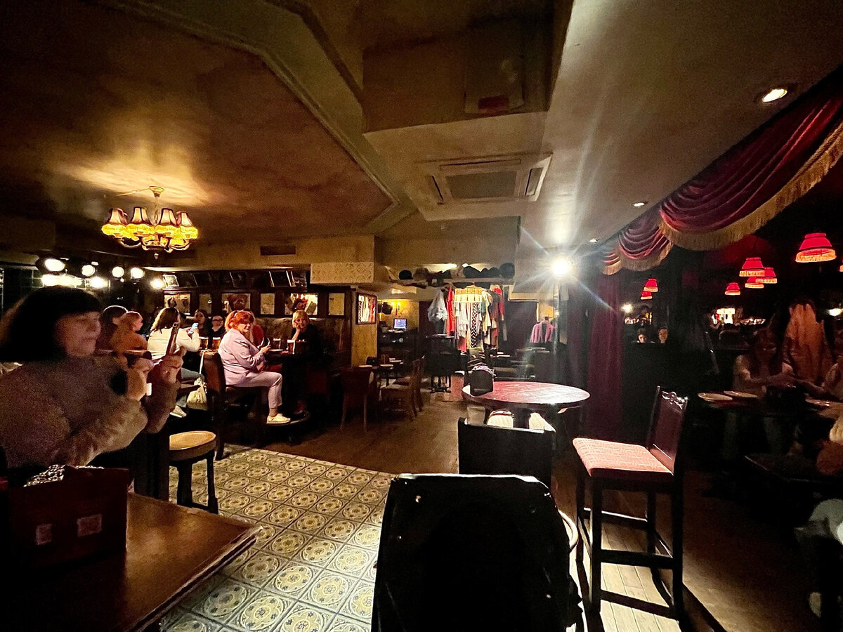 нулевой этаж, где проходят представления. Столик посередине - это сцена