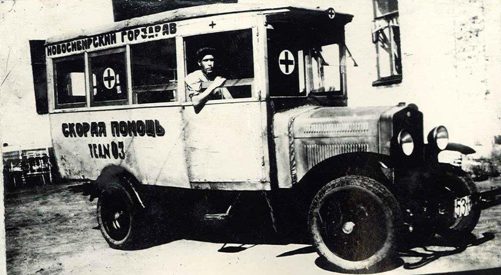 Первый автомобиль скорой помощи Новосибирска переоборудованный из грузовика. Фото 1931 года.