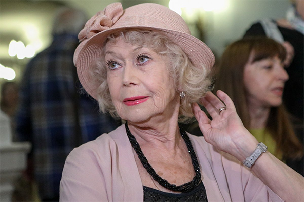    Светлана Немоляева.