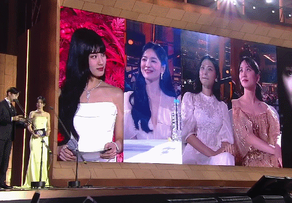 Все красотки-номинантки. Кроме отсутствующей в зале Ким Хе Су.