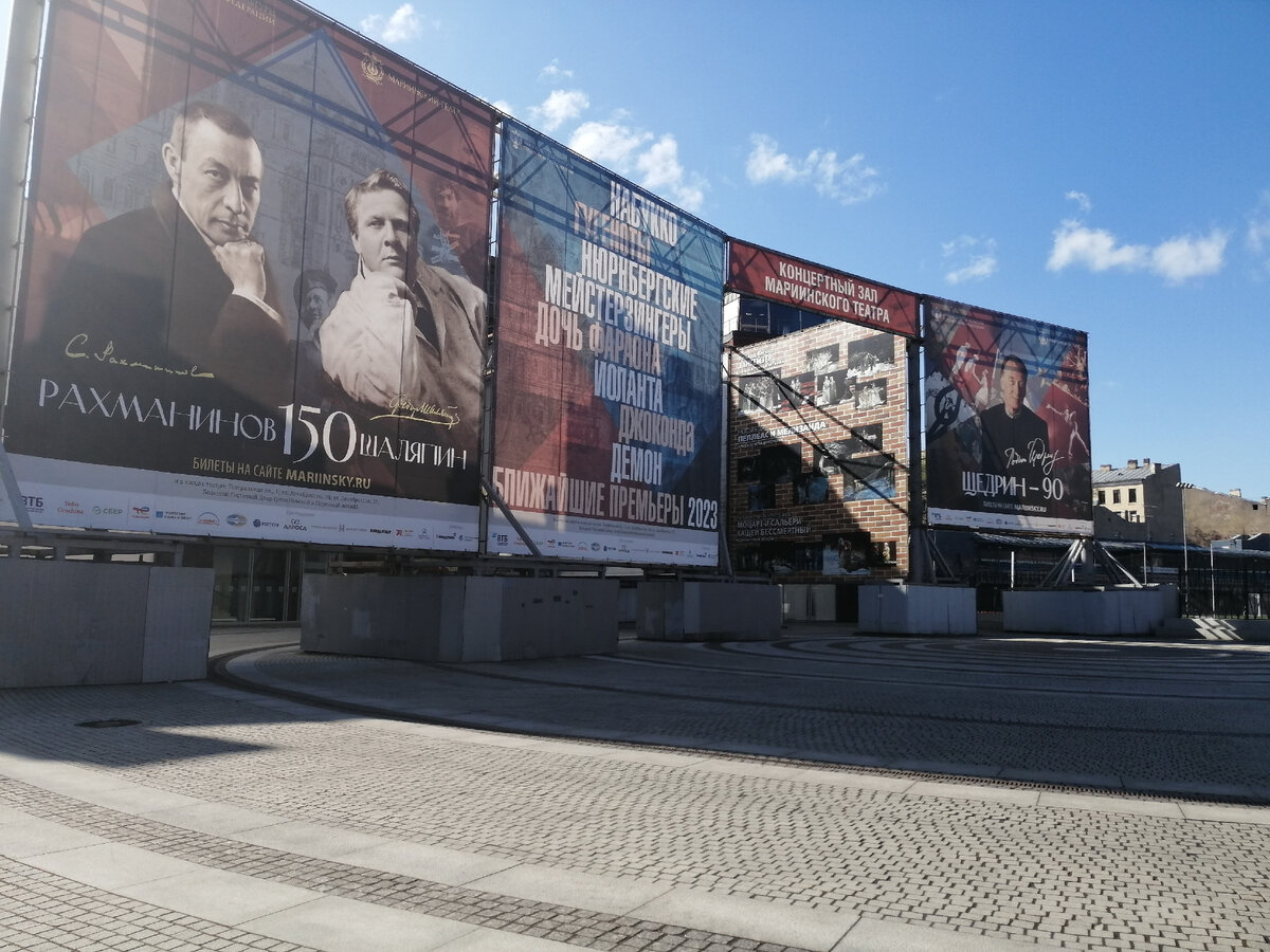Вход в Концертный зал Мариинского театра со стороны улицы Декабристов. 