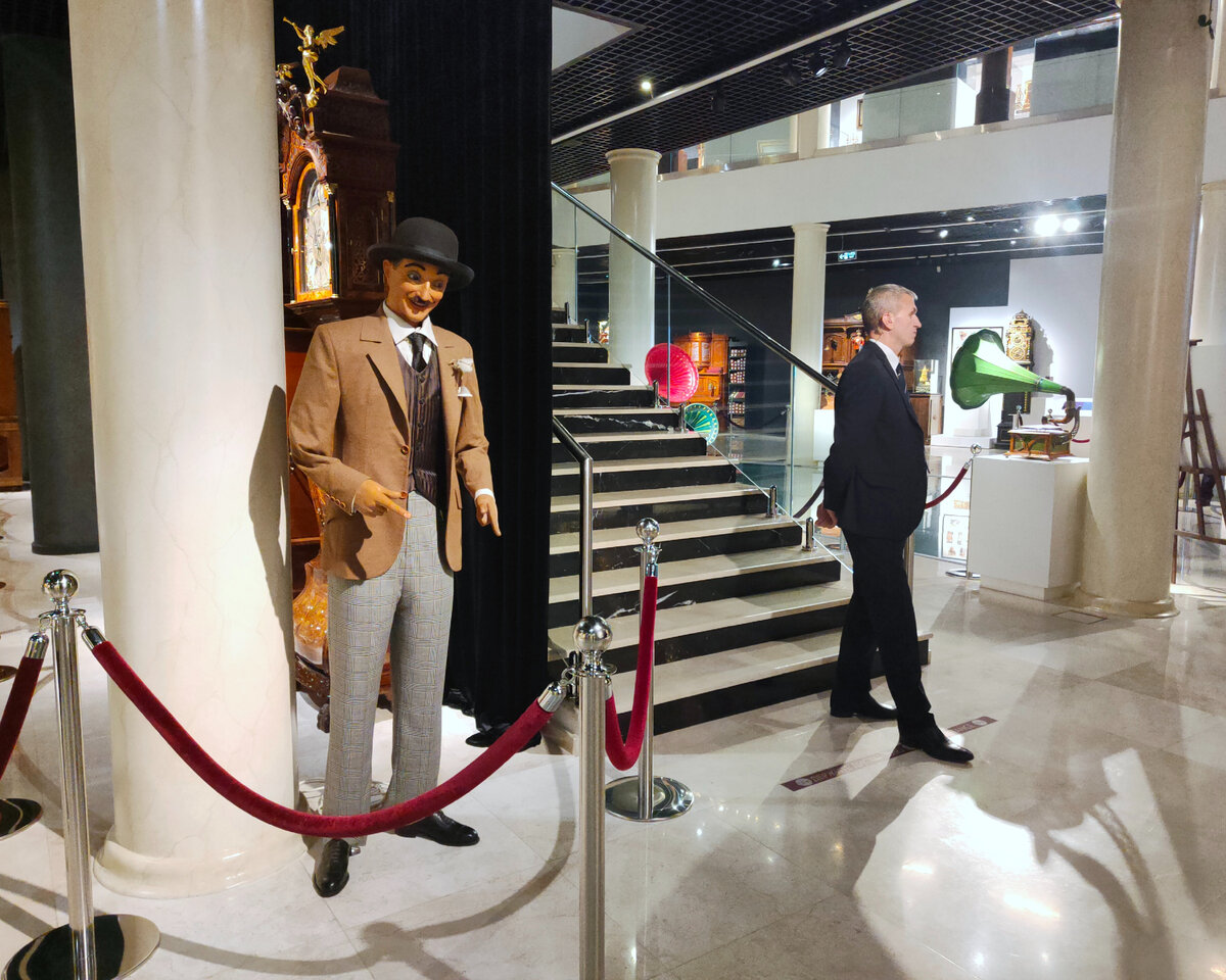 Автоматон говорящий "Джентльмен из Дома Бубо" при входе в Музей Собрание. Все фото автора. При включении автоматона фигура приходит в действие – двигаются руки в предплечьях, поворачивается и наклоняется голова, открывается и закрывается рот, двигаются глаза, поднимаются и опускаются брови.