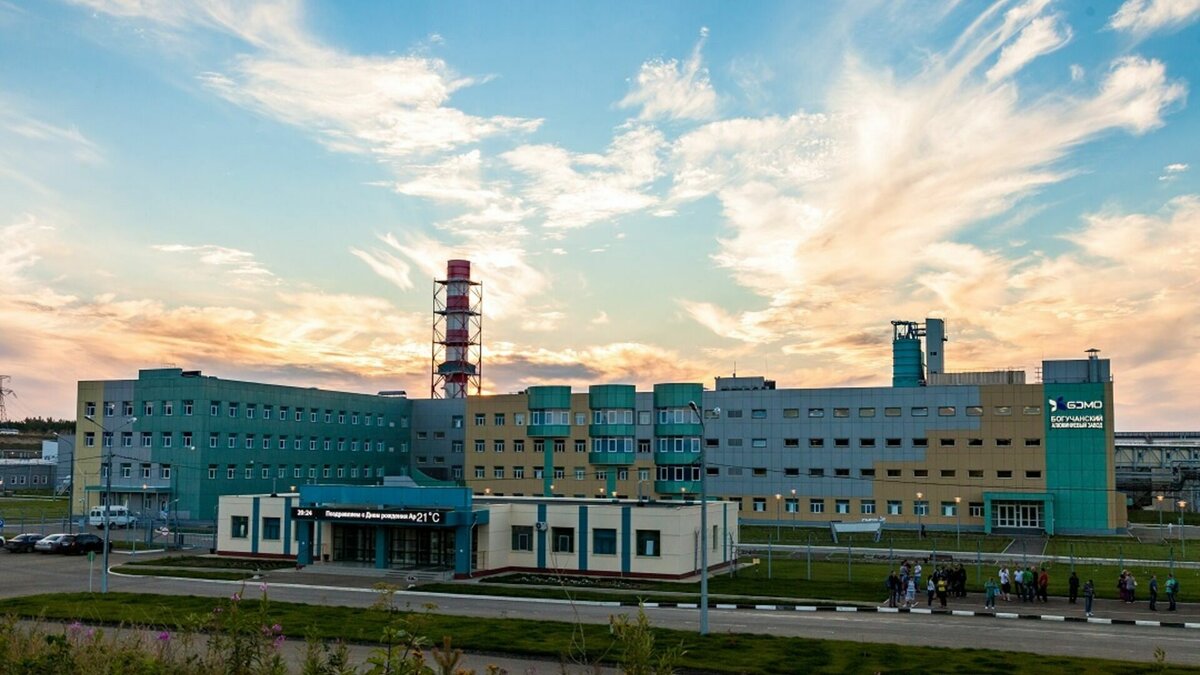     Девятиклассники богучанской школы №1 побывали на Богучанском алюминиевом заводе. Школьникам показали цех электролиза и литейное отделение, а также рассказали о вкладе предприятия в развитие социальной инфраструктуры посёлка Таёжный и перспективах работы для молодых сотрудников.