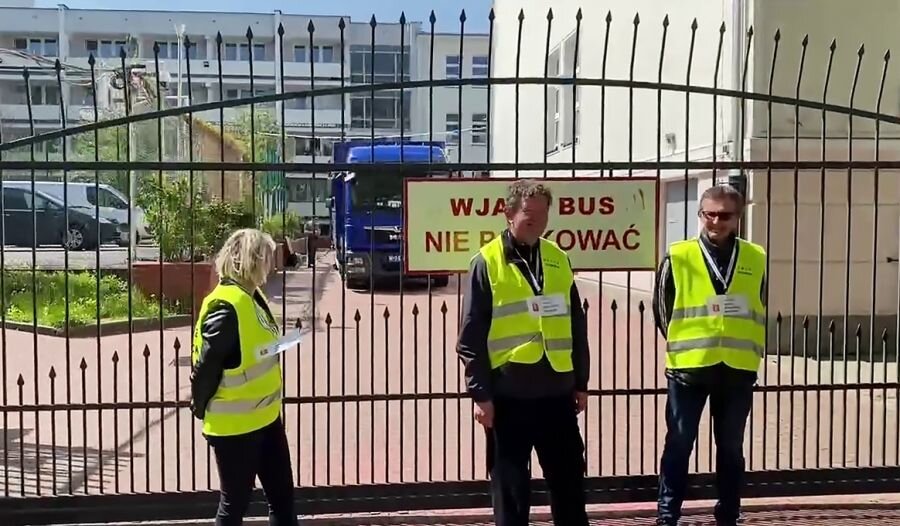    Вторжение польских властей на территорию школы при посольстве РФ в Варшаве © РИА Новости