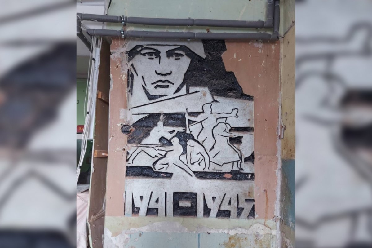    Барельеф к 40-летию Победы нашли во время ремонта в одной из школ Улан-Удэ