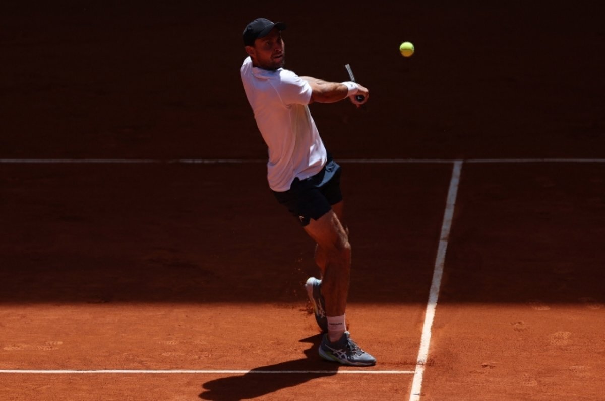    Карацев победил Медведева и вышел в четвертьфинал турнира ATP в Мадриде