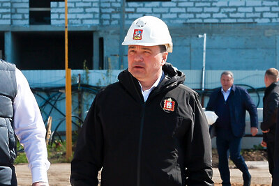    Губернатор Московской области Андрей Воробьев проверил ход строительства школы и детского сада в Лобне © Антон Чернов, «Подмосковье Сегодня»