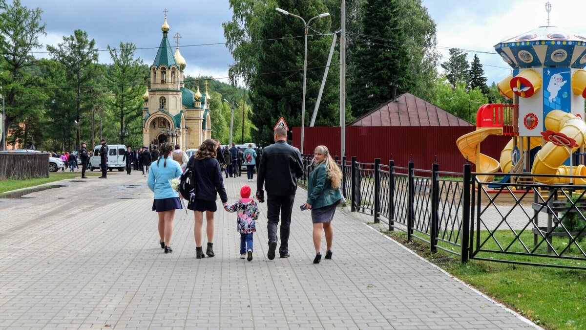     Многодетная семья священнослужителя станет в этом году обладателем знака «За заслуги в семейном воспитании».