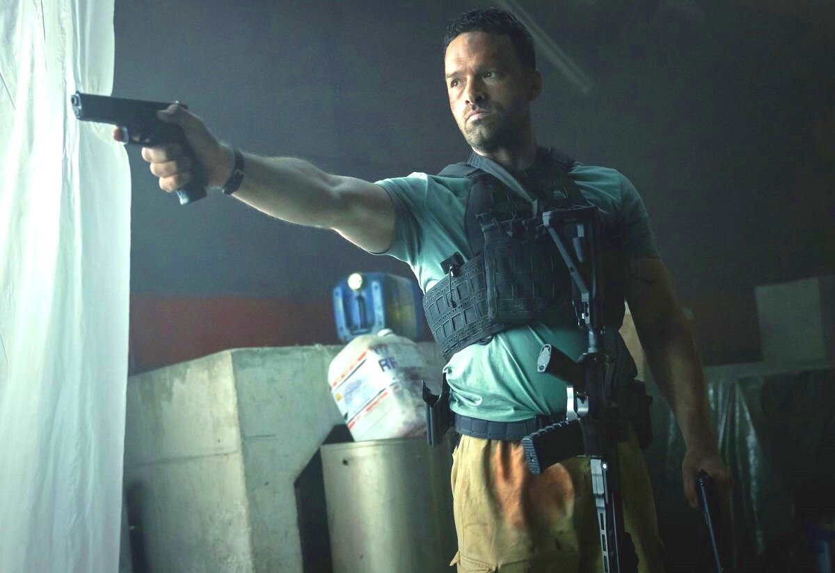 Да, не самый лучший выпускник курсов А. Невского "Крутая мимика при стрельбе из огнестрельного оружия".  