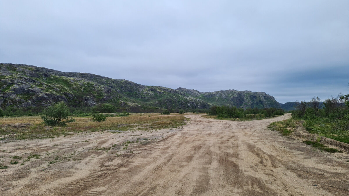 Песчаная дорога... Скалы и низкорослая растительность! 