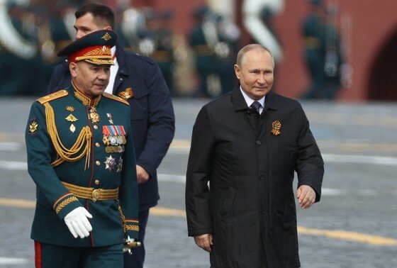    Президент России Владимир Путин и министр обороны РФ Сергей Шойгу после парада, посвященного 77-й годовщине Победы в Великой Отечественной войне, на Красной площади