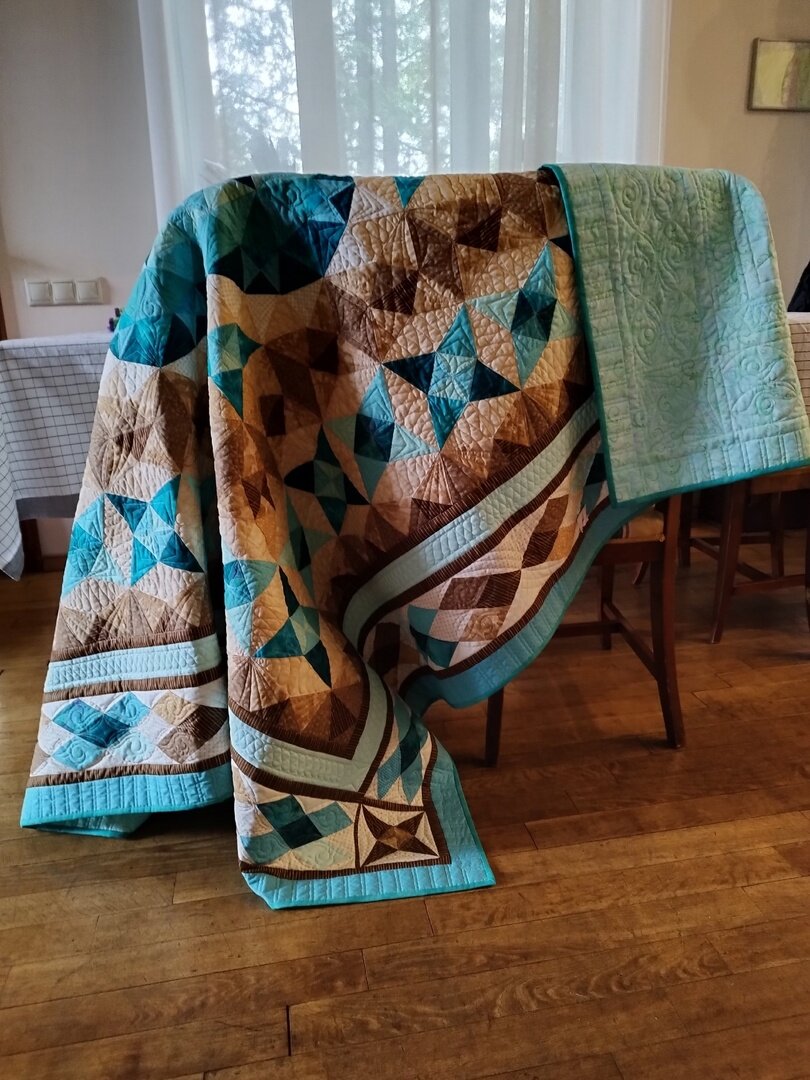 На этом фото стёжка особенно хорошо видна. 