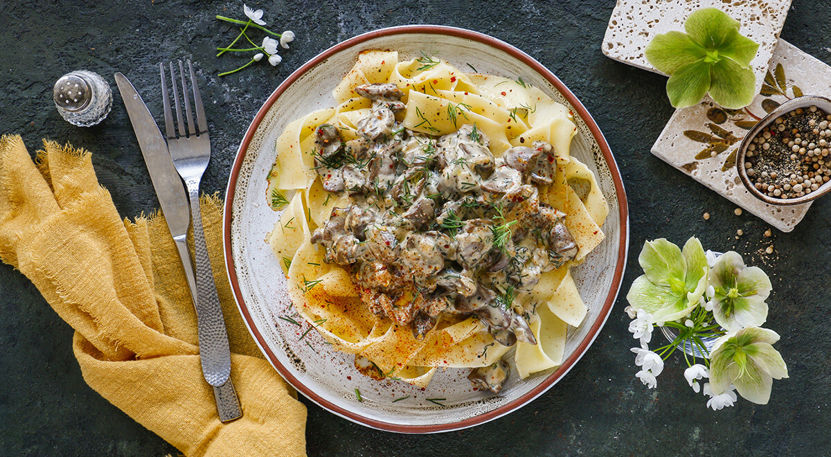 Куриные сердечки в сметане — блюдо бюджетное, но при этом очень вкусное и  питательное, поэтому его смело можно отнести к разряду «семейных» |  ГАСТРОНОМ.РУ | Дзен