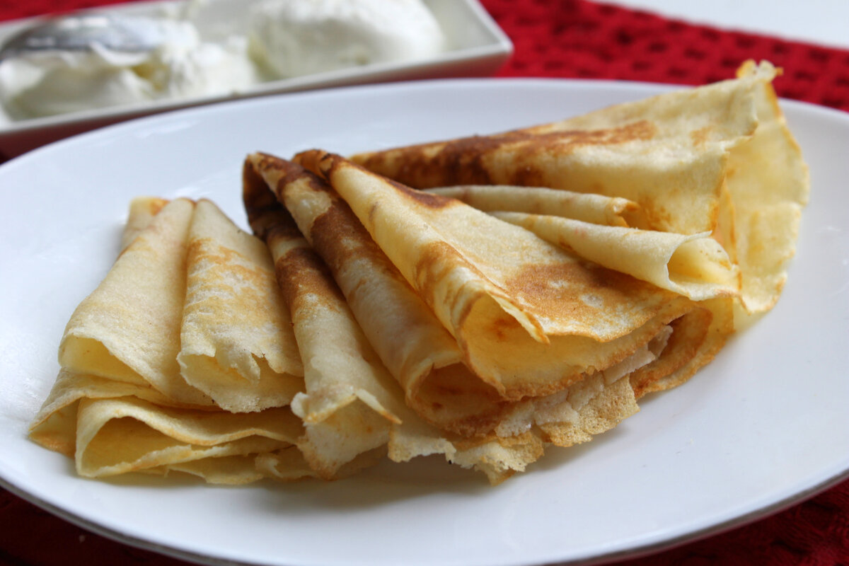 Блинчики на манке. Блины с манкой. Блины на манке. Блины с манкой и мукой на воде. Рецепт блинов на манке фото.