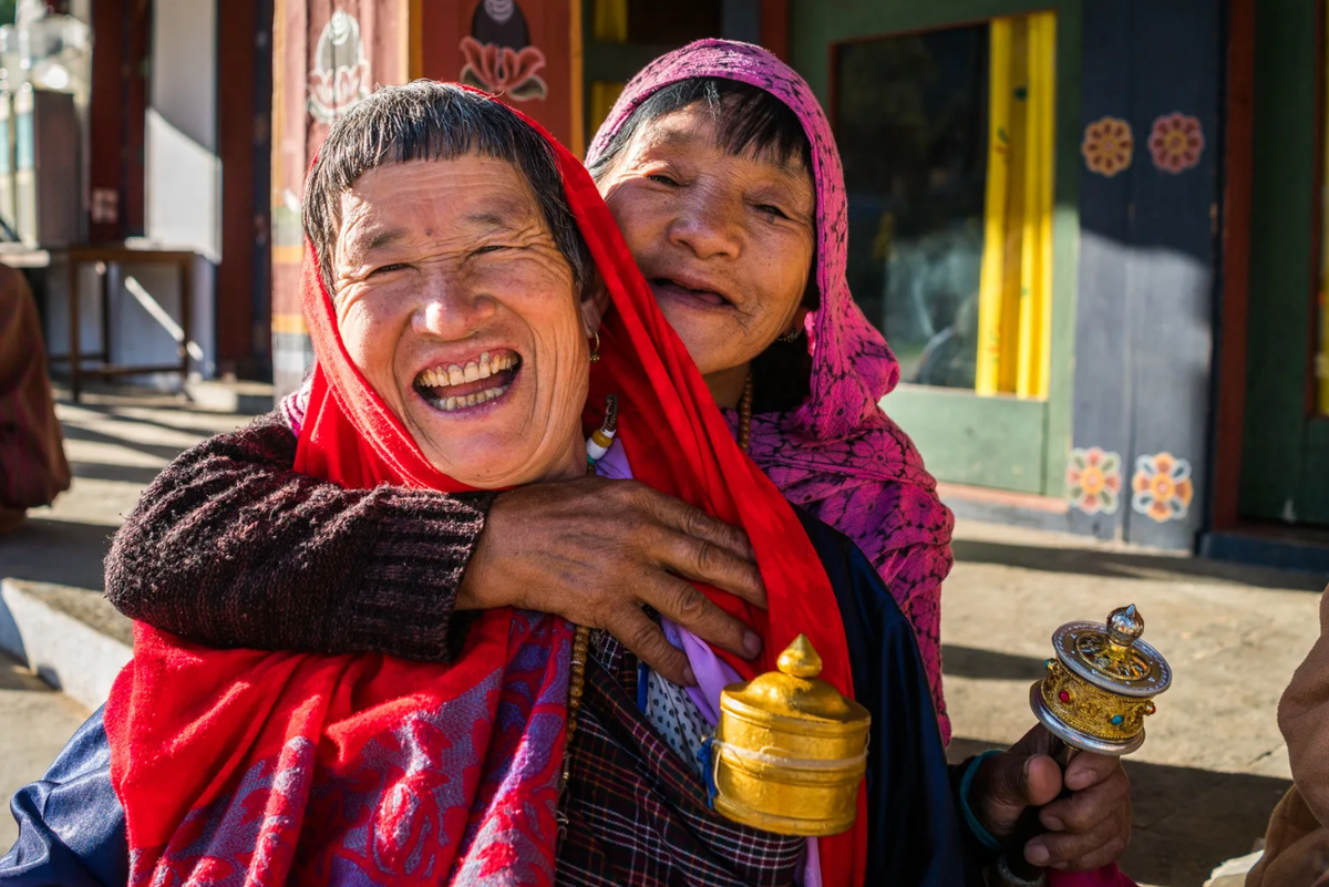 Бутан люди. Бутан Министерство счастья. Королевство бутан жители. Бутан королевство счастливых. Королевство бутан население.
