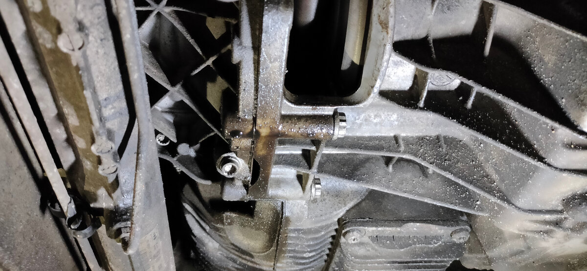 Следы протечки масла через сальник