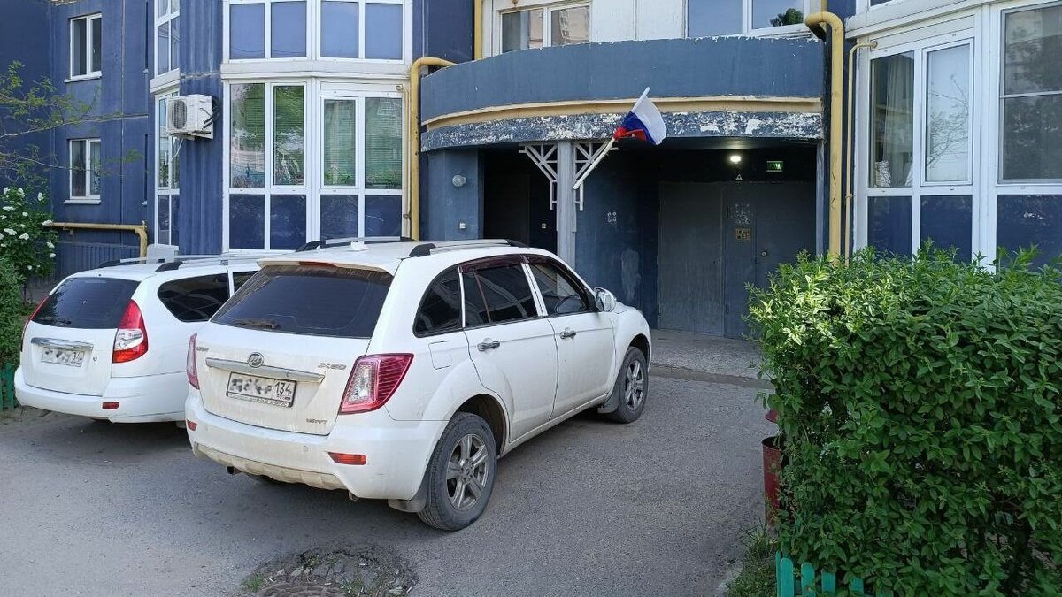     В Волгограде разгорелся скандал между соседями в одном из домов по улице Морозова в Дзержинском районе. Двое не могут разобраться в принципах благоустройства подъезда. Женщина сняла развешанные мужчиной флаги России. Он обратился в полицию. Но причины ссоры могут лежать вне чувств патриотизма.