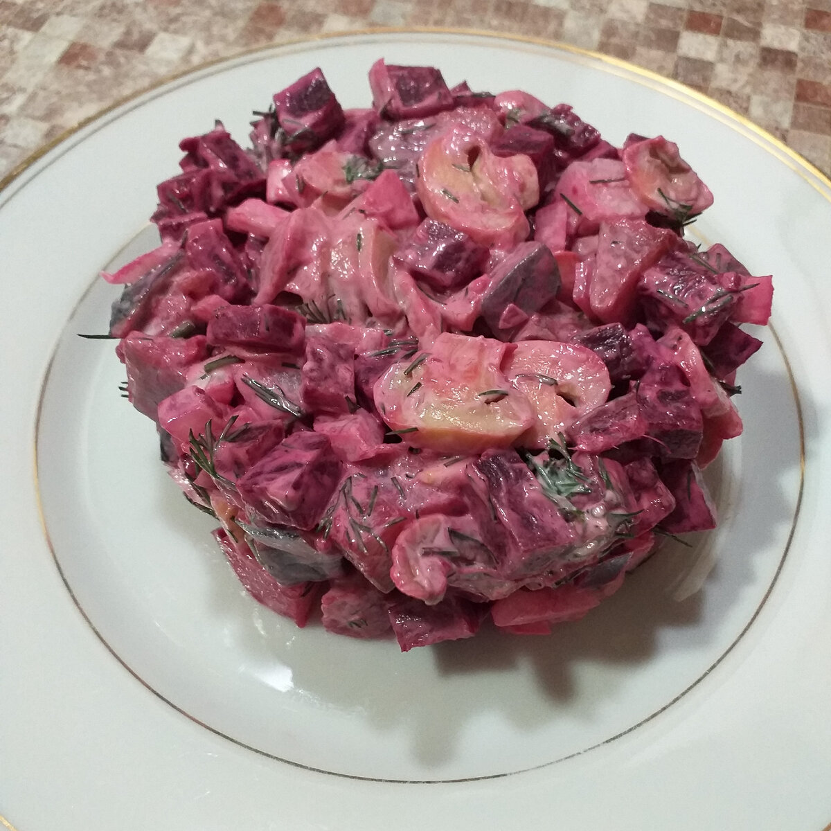 Рецепт Слоеный салат из говяжьего сердца с грибами, сыром и грецкими орехами
