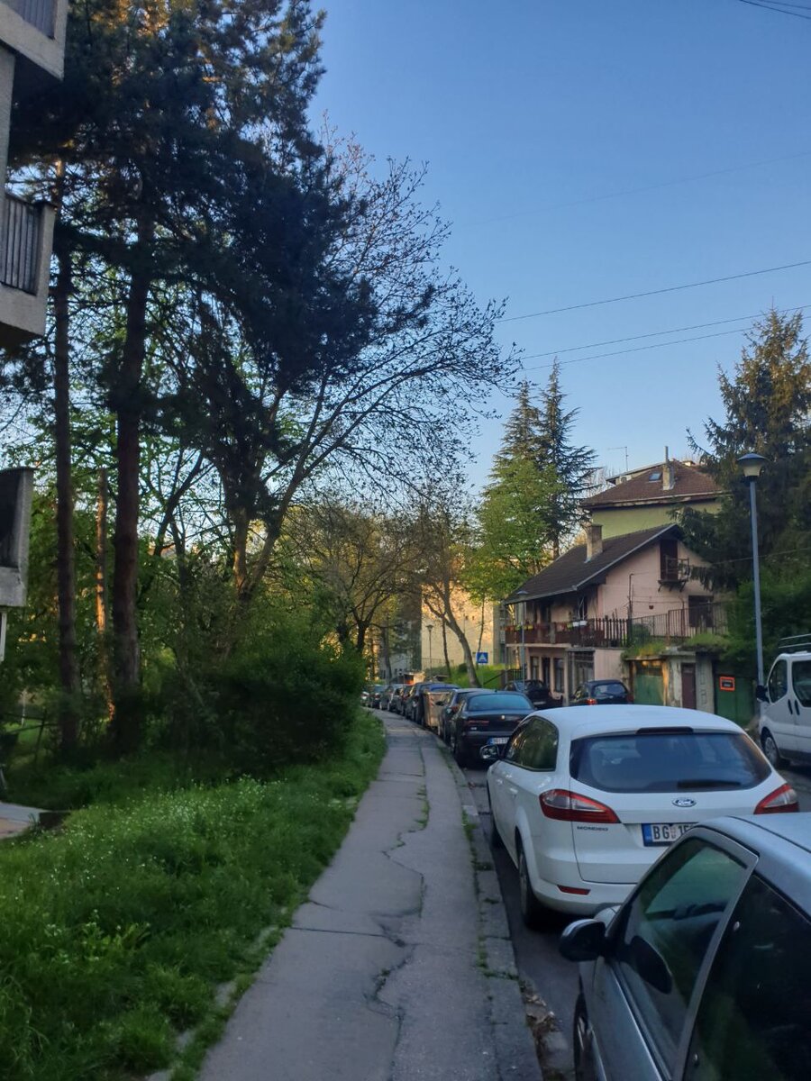 Фото улицы справа. Все так же 6 утра. Тут прям очень хорошо видно уходящую дорогу вниз. И ничего, паркуются без всяких проблем. Это не центр города, а спальные районы. Источник фото: личное.