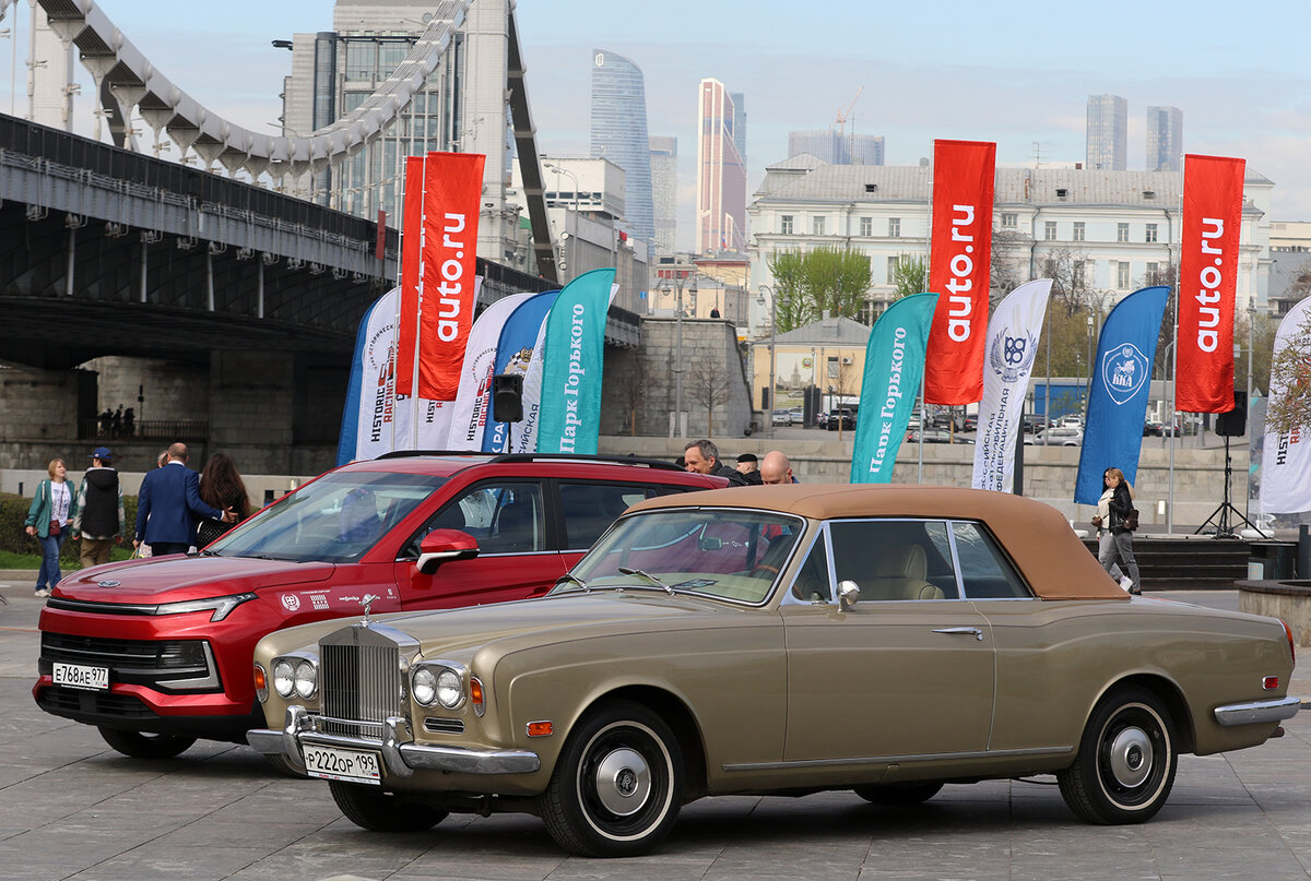 на контрасте - кабриолет Rolls-Royce Corniche и Москвич-3