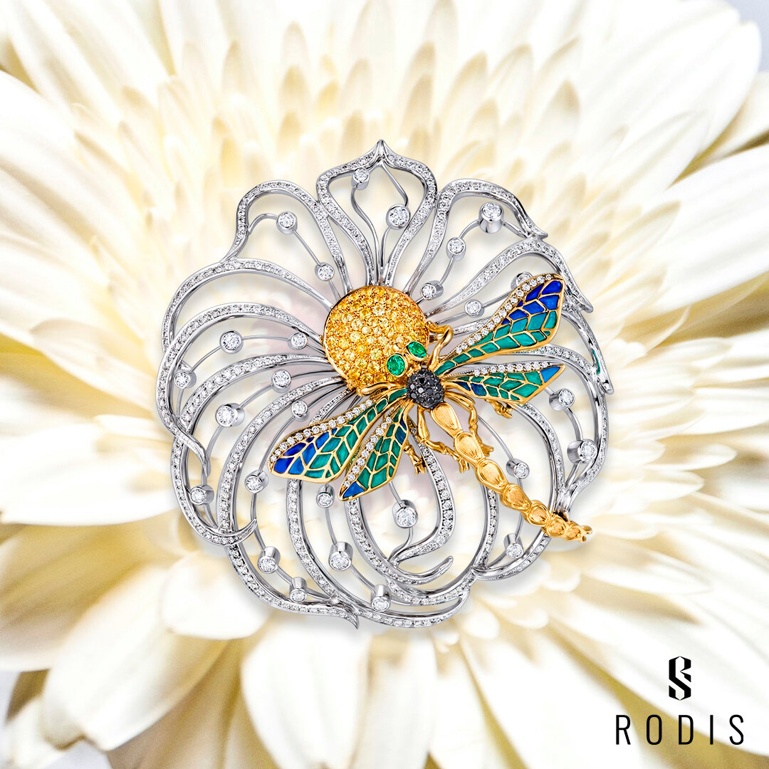 Подвеска "Стрекоза", белое золото 585 пробы, прозрачные бриллианты, черные бриллианты, желтые сапфиры, изумруды, горячая эмаль, ручная работа, ювелирный дом RODIS. Стоимость по запросу, подробности на сайте artrodis.ru