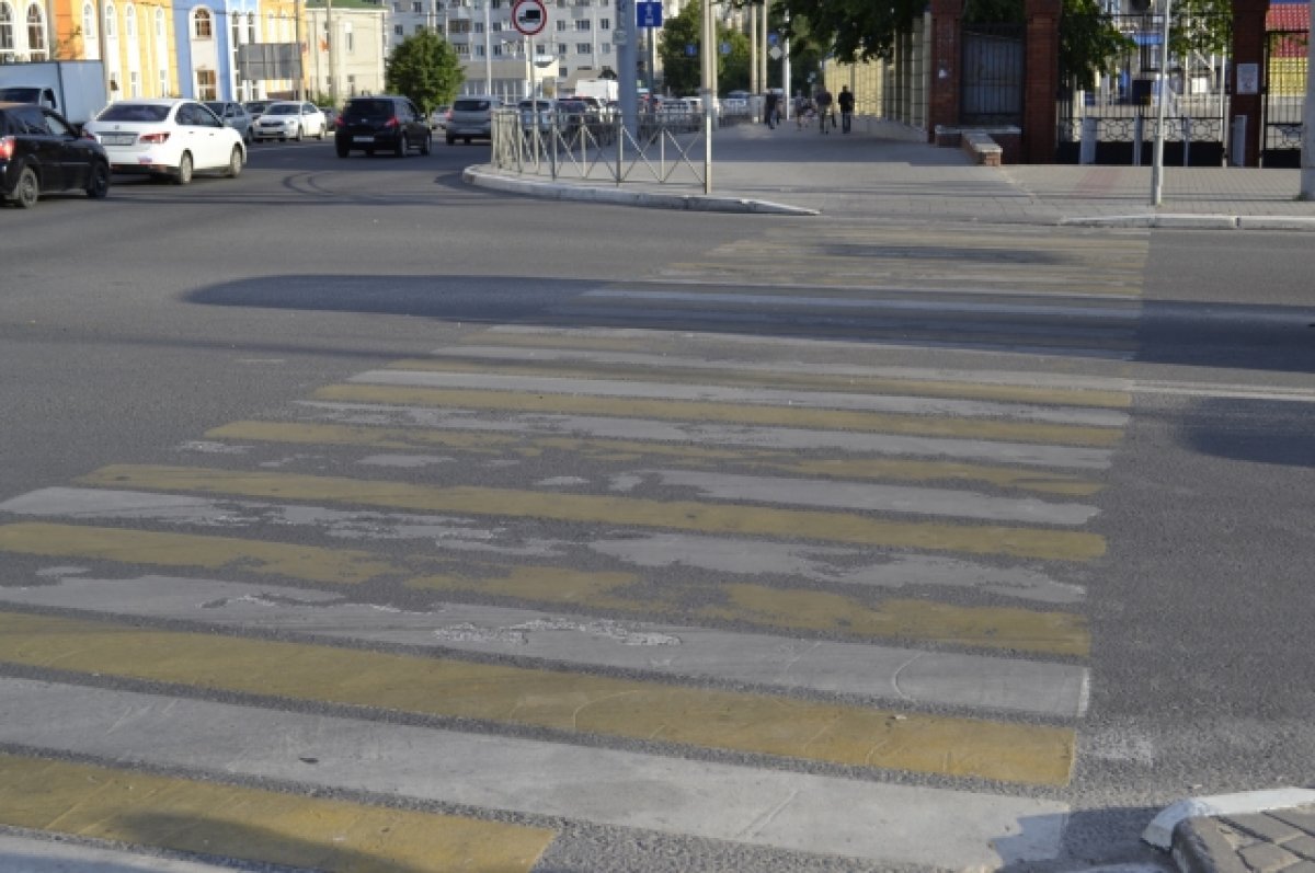   В Омске оштрафовали мужчину, который перебегал с детьми дорогу на «красный»