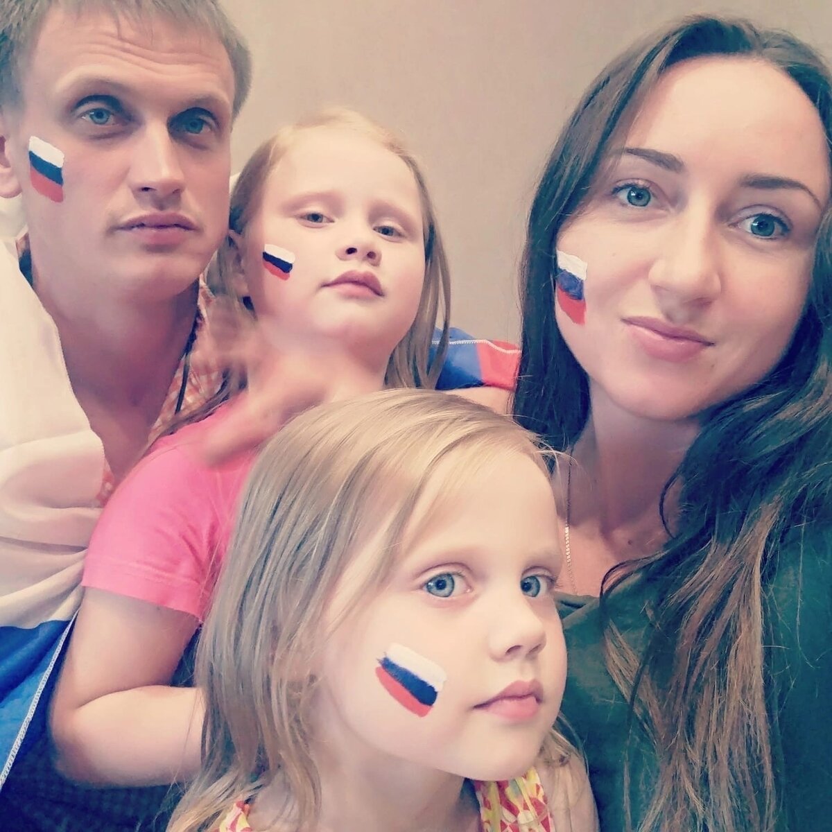 Тимофей с супругой Ольгой  и дочерями.
