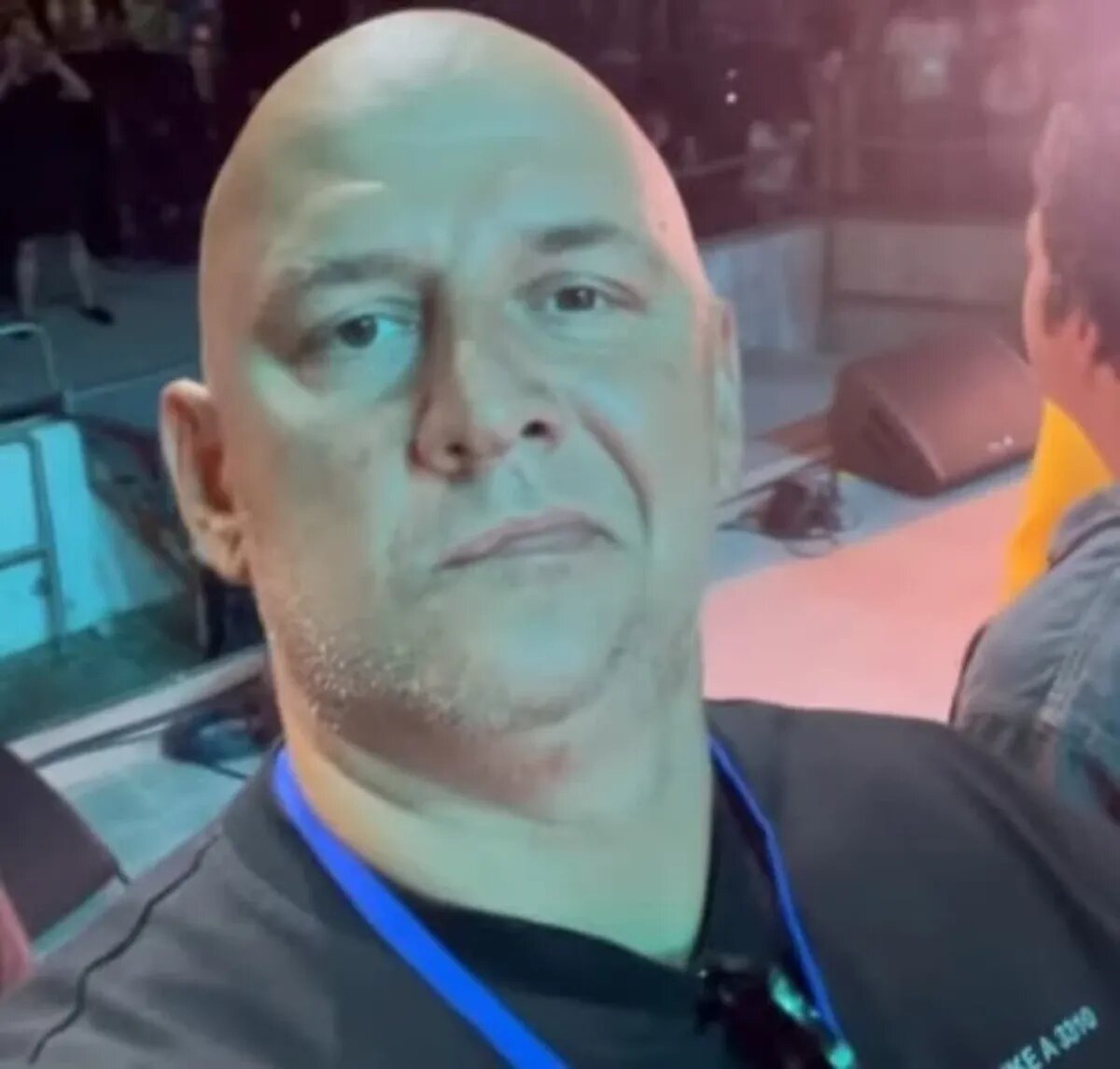 Половина лица артиста была парализована. Фото: кадр из видео