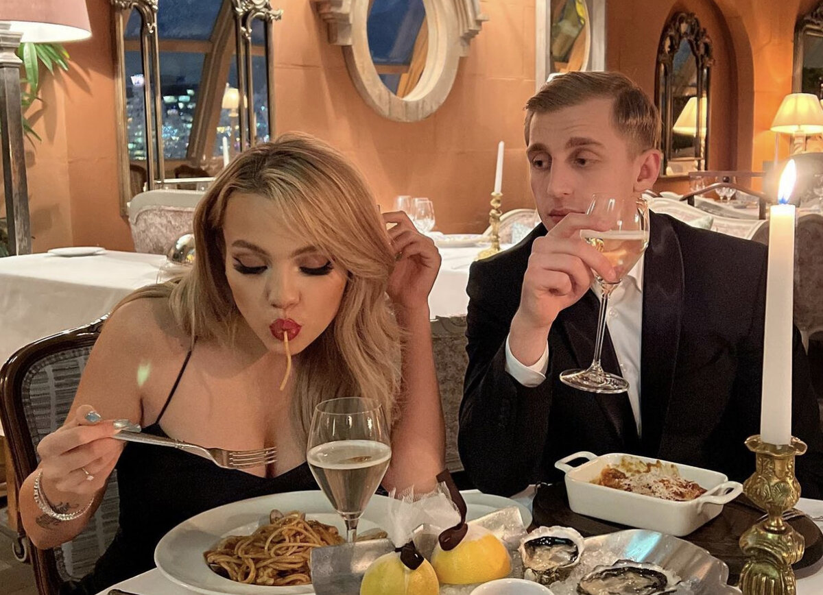 Блоггер саша стоун карнавал. Стоун и его девушка. Саша стоун и гаврилина. Саша стоун свадьба. Стоун и его девушка.